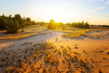 kumlu bozkırlar üzerinde güzel gün batımı, akşam açık sahne