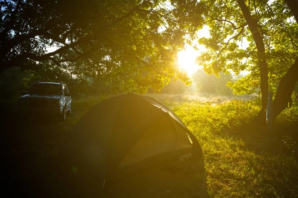 Frühen Morgen Auto Touristisches Lager Einem Schatten Aufgehellt Frühen Morgensonne — Stockfoto