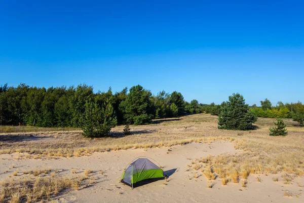 Piccola Tenda Turistica Tra Una Prateria Sabbiosa Sotto Cielo Blu — Foto Stock