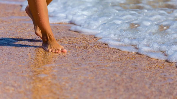 Primer Plano Piernas Mujer Sobre Fondo Olas Mar Verano Mar — Foto de Stock