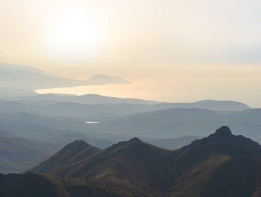 sabah ın erken saatlerinde mount slope bir deniz koyuna görünümü, deniz kıyısı gündoğumu sahnesi