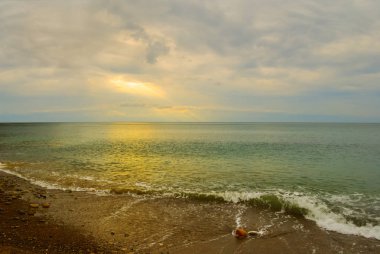 soluk loş günde sessiz deniz plajı