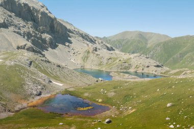 bir dağda güzel küçük zümrüt göl