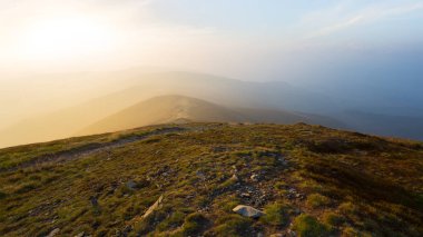 akşam dağ sahnesi, gün batımında yoğun bir mavi sis dağ geçit