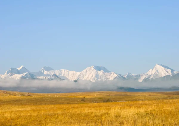 Autumn Prairie Dry Grass Snowbound Mountain Chain Mist — Stock Photo, Image