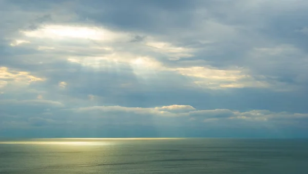 Смарагдовий Морський Пейзаж Під Щільними Хмарами Штовхаючими Сонячними Променями — стокове фото