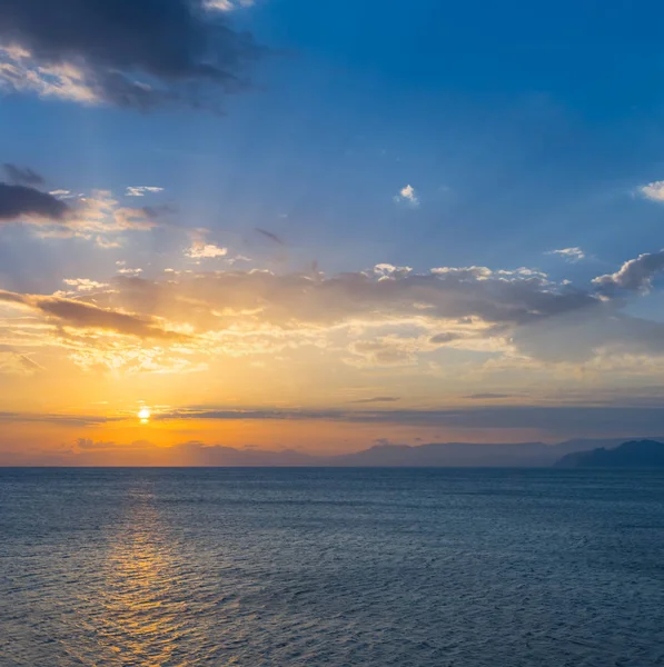 Belo Pôr Sol Dramático Sobre Baía Mar Fundo Natural — Fotografia de Stock