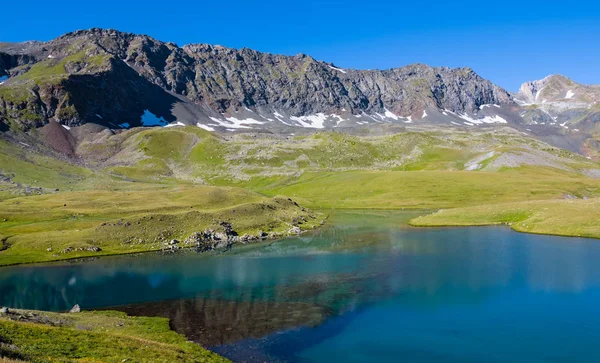 Schöner Kleiner Smaragdgrüner See Einem Berg — Stockfoto