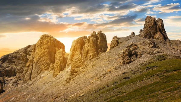 Wide Mountain Ridge Dramatic Sunset Outdoor Background — Stock Photo, Image