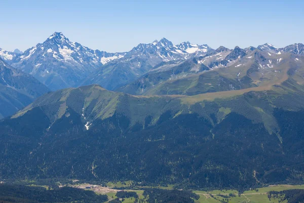 Schönes Grünes Gebirgstal Bergkette Schnee Strahlender Sommertag Berglandschaft — Stockfoto