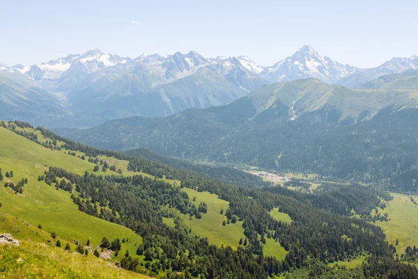 Schönes Grünes Gebirgstal Bergkette Schnee Strahlender Sommertag Berglandschaft — Stockfoto