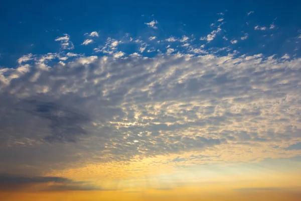 Pemandangan Matahari Terbenam Dramatis Sinar Matahari Mendorong Melalui Awan Cumulus — Stok Foto