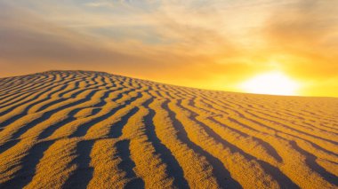 Kumlu çölde dramatik gün batımı