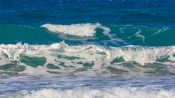 Yakından Zümrüt Deniz Dalgaları Kıyıya Yakın — Stok fotoğraf