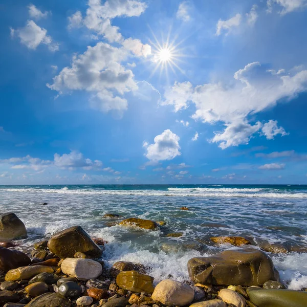 Steenachtige Rotsachtige Kust Onder Een Fonkelende Zon — Stockfoto