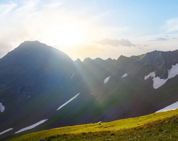 Cume Montanha Uma Luz Sol Tarde — Fotografia de Stock