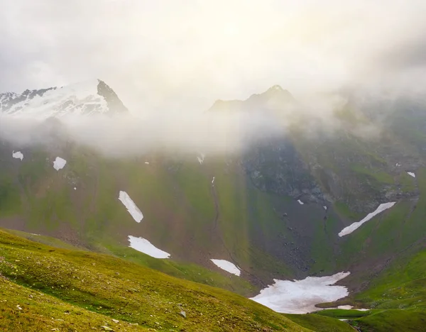 Verde Valle Montagna Una Nebbia Con Raggi Sole Spingere Attraverso — Foto Stock