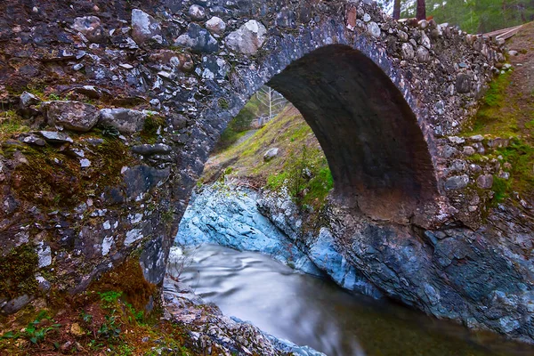 Starý Středověký Kamenný Most Přes Malou Řeku — Stock fotografie