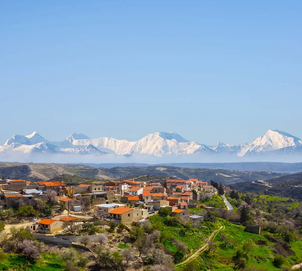 Aldea Pequeña Valle Montañoso Cadena Montañosa Nieve Las Casas Pequeñas —  Fotos de Stock