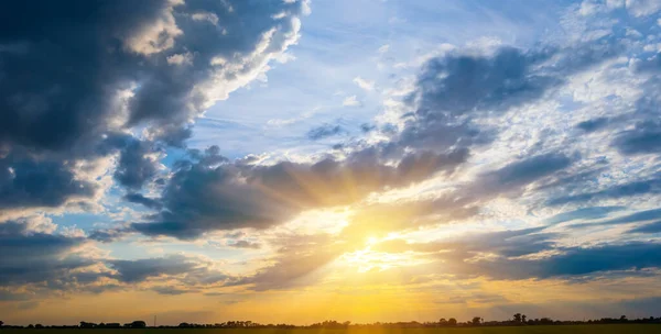 Dramatischer Sonnenuntergang Über Der Sommerlichen Ebene Dramatischer Sonnenuntergang — Stockfoto