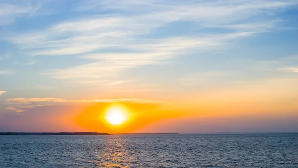 海の湾に沈む劇的な夕日 — ストック写真