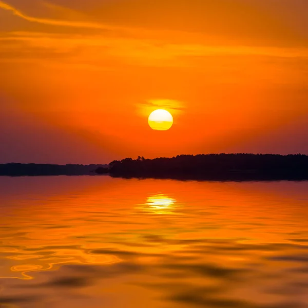 Rojo Dramático Atardecer Sobre Tranquilo Lago —  Fotos de Stock