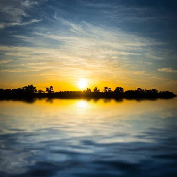 Puesta Sol Reflejada Fondo Agua Campo Dramático Aire Libre —  Fotos de Stock