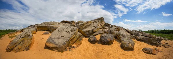 暑い夏の日の砂漠の中にある巨大な石の山 屋外の概念的な悪い土地のシーン ウクライナ 石の墓 — ストック写真