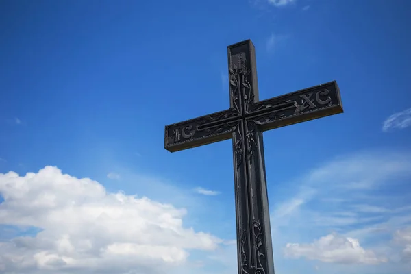 蓝云天背景上向上升起的基督教十字架 — 图库照片