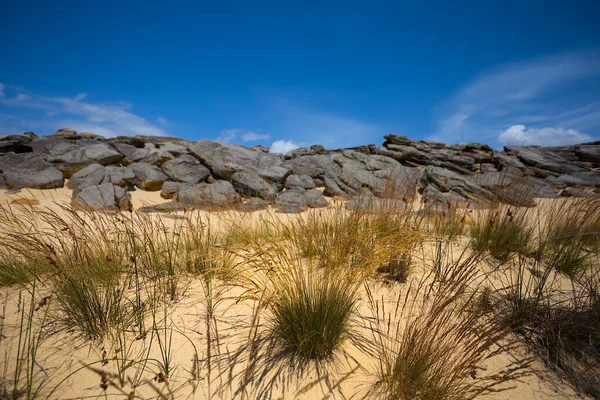 Enorme Monte Pedras Entre Deserto Arenoso Dia Quente Verão Cena — Fotografia de Stock