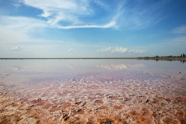 Mavi Bulutlu Gökyüzünün Altında Kırmızı Salin Gölü Yaz Mevsimi Doğal — Stok fotoğraf