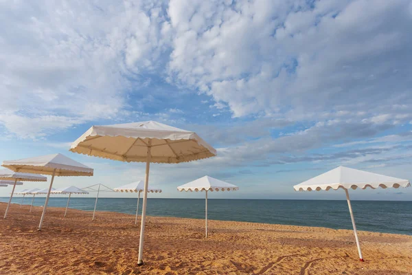 Witte Parasol Verblijf Een Zandstrand Zomer Zee Vakantie Achtergrond — Stockfoto