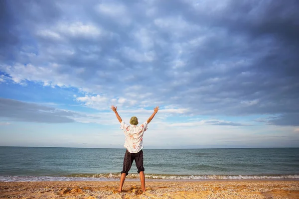 Bir Adam Dramatik Bulutlu Gökyüzünün Altında Deniz Kıyısında Kalır Yaz — Stok fotoğraf