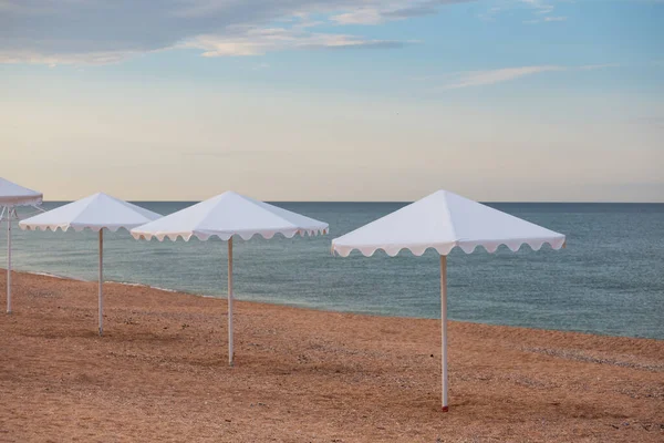 Fila Sombrilla Blanca Estancia Una Playa Arena Verano Mar Vacaciones — Foto de Stock