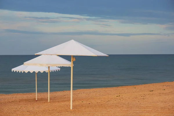 Guarda Sol Branco Uma Praia Mar Arenoso Fundo Férias Verão — Fotografia de Stock