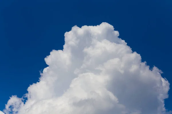 Closeup Awan Cumulus Besar Langit Biru Latar Belakang Alam — Stok Foto