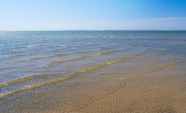 Deniz koyunda kumlu pelerinli, parlak yaz deniz manzaralı