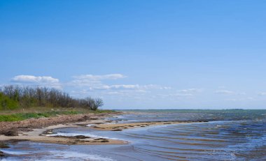 Deniz koyunda kumlu pelerinli, parlak yaz deniz manzaralı