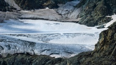 Kapalı dağ buzulu, karın ve buzun içinde omurga kemiği.