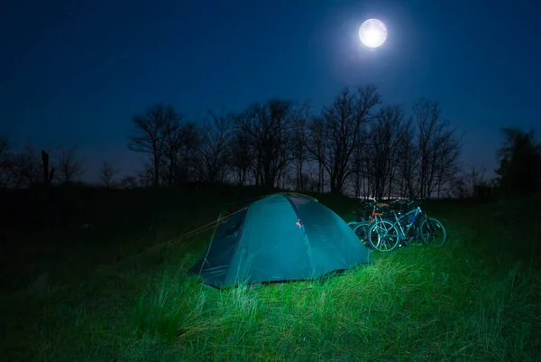 Noche Campamento Turístico Bajo Luna Llena Viaje Bicicleta Fondo — Foto de Stock