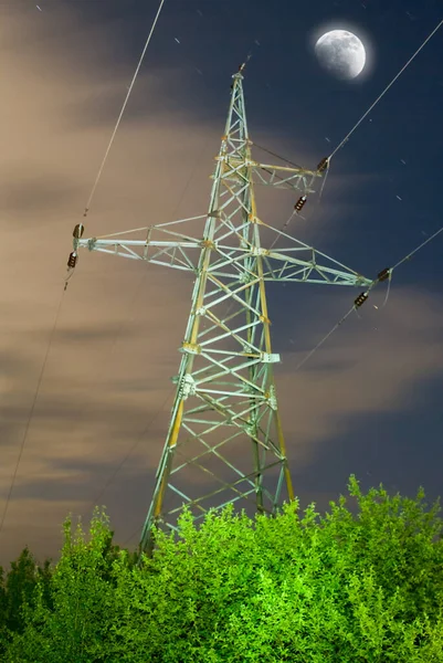 Torre Elétrica Ficar Acima Uma Árvore Noite Com Lua Cheia — Fotografia de Stock