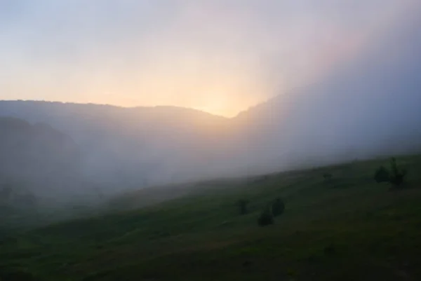 Bergvallei Bij Zonsondergang Een Dichte Mist — Stockfoto