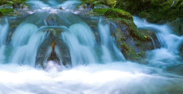 Крупним Планом Бурхлива Гірська Річка Невеликим Водоспадом — стокове фото
