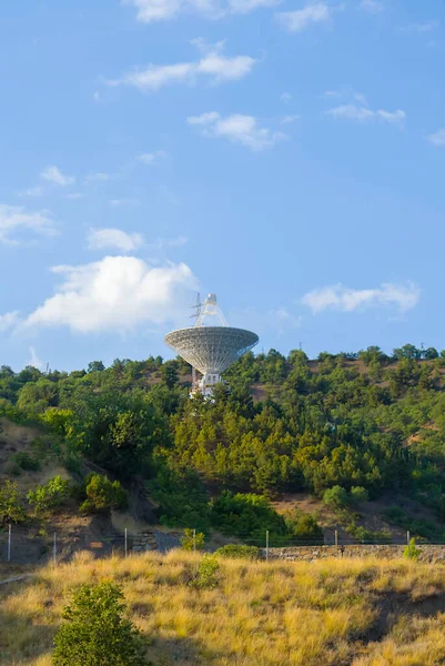 Dağ Vadisinde Dev Bir Astronomik Radyo Teleskobu Bilim Gözlemevi Sahnesi — Stok fotoğraf
