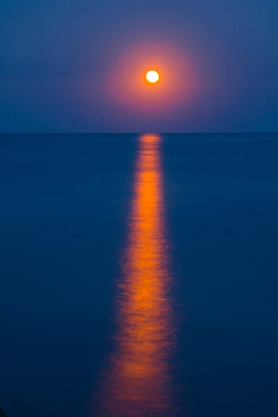 Orangefarbener Mond Der Über Einer Ruhigen Meeresbucht Aufgeht Der Dämmerung — Stockfoto