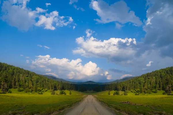 Belle Vallée Montagne Verdoyante Avec Route Sol Sous Ciel Nuageux — Photo