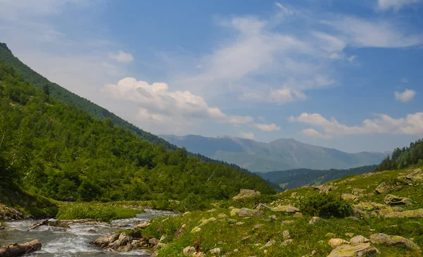 Beautiful Green Mountain Valley Rushing River Cloudy Sky Summer Travel — Stock Photo, Image