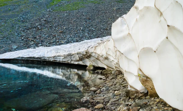 Piccolo Lago Una Ciotola Valle Montagna Acqua Neve Erba Sfondo — Foto Stock