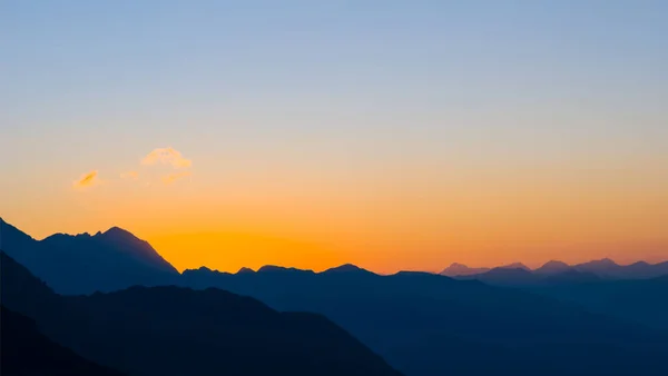 Gün Batımında Dağ Silueti Alacakaranlık Dağ Manzarası — Stok fotoğraf
