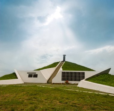 İkinci Dünya Savaşı anıtı dramatik bir gökyüzü altında, anıt sahnesi